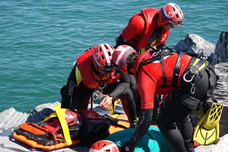 Salvamento acuático y primeros auxilios